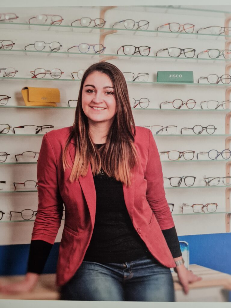 Emilie Hulet, opticienne diplômée et dévouée se propose de venir à domicile pour vous conseiller, vous livrer et même faire des réparations d'appoint.